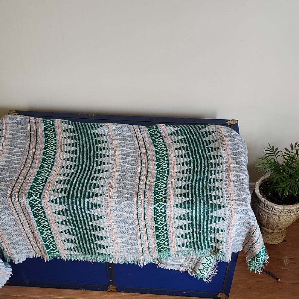 Shiraleah Green and White Geometric Throw Blanket